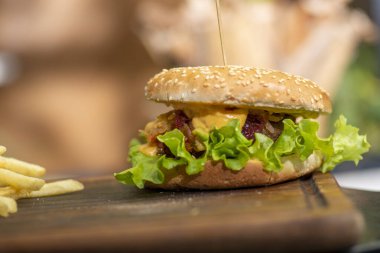 Patates ve peynirli hamburger.