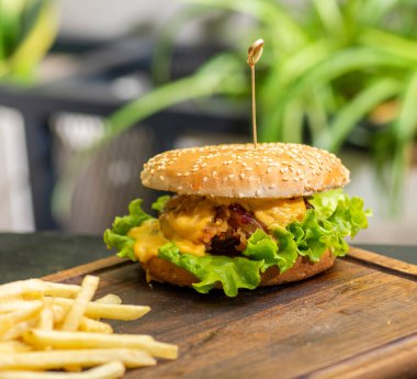 Sığır eti ve peynirli burger