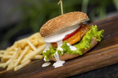 Kızarmış tavuklu hamburger.