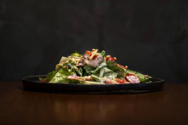 Koyu arkaplanda taze sebzeli salata