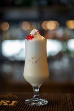 Krem şantili cam kokteyl.