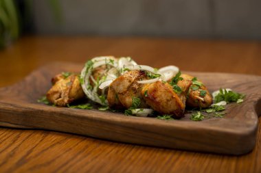 Tabakta servis edilen tavuk kebabı..