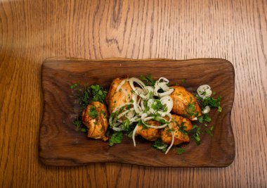 Peynirli tavuk ve salata..