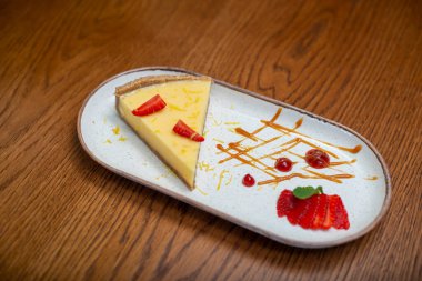 Beyaz tabakta çilekli cheesecake