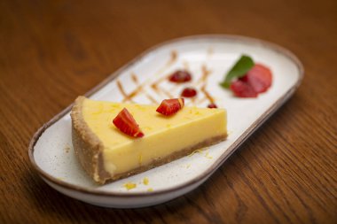 Masada kırmızı soslu cheesecake.