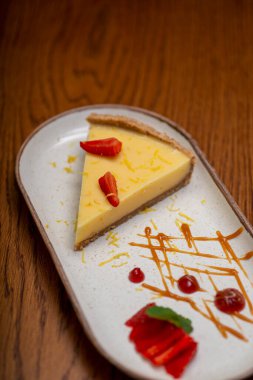 Peynirli kek çilek ve çikolata ile