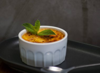 Nane yaprağı ve naneli tatlı patates pudingi.