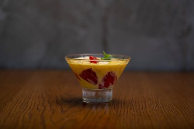 Bardakta çilek ve mangolu tatlı.