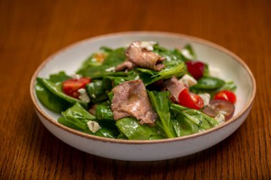 Roka, ıspanak ve domatesli ton balığı salatası.