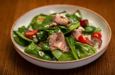 tavuklu salata, domates ve ıspanak.