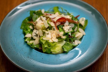 Masada taze sebzeli salata