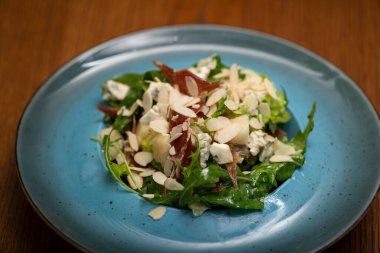 beyaz bir tabakta taze yeşil salata.