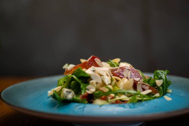 Somon füme salata, avokado ve yumurta.