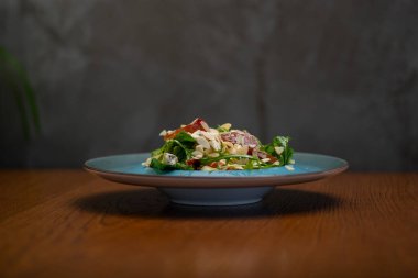 Tahta masada somon ve peynirli taze salata..