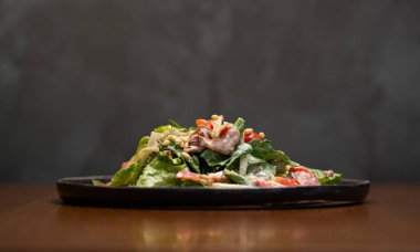 Taze lezzetli salata masada, yakın plan.