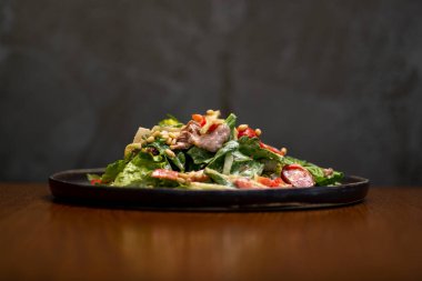 Tavuk, marul, domates, peynir ve mayonezli taze salata.