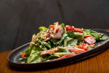 Taze et ve sebze salatası.