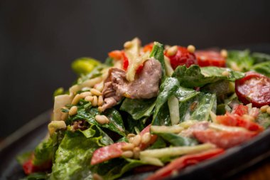 Ispanaklı, pastırmalı, domatesli ve fındıklı sağlıklı salata..