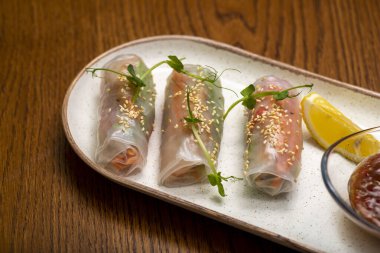 Japon usulü somon ve sebzeli dürüm.