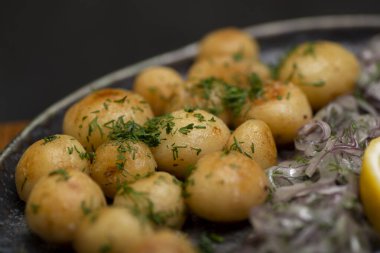 Masadaki kasede soğanlı patates.