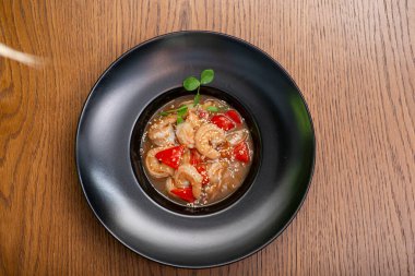 Kırmızı soslu kızarmış balık ve maydanoz.