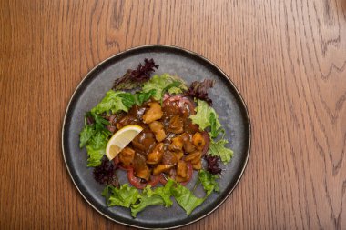 Tahta tabakta salata ve sebzeli ızgara biftek..