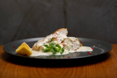 Siyah zemin üzerinde pişmiş balık