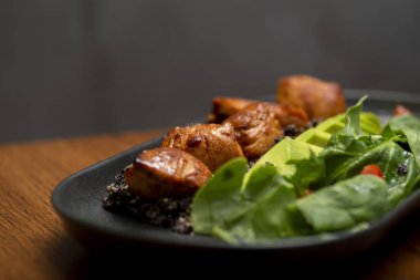 Kızarmış tavuk göğsü ve salata.