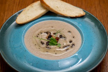 Ekmek arası mantar kremalı çorba.