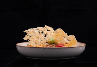 Siyah arka planda domuz etli erişte.