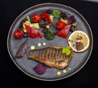 Tabakta patates ve sebzeli balık