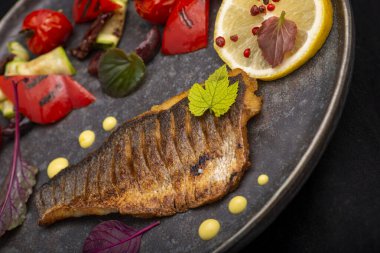 Balık bifteği, sebzeli ızgara somon.