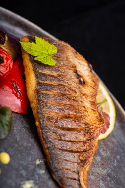 Sebzeli kızarmış balık