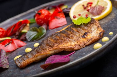 limon ve ızgara somon