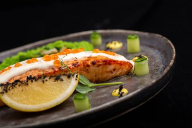Sebzeli ve otlu somon filetosu.