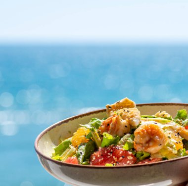 karides ve peynirli salata