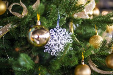 Yılbaşı oyuncakları Noel ağacında