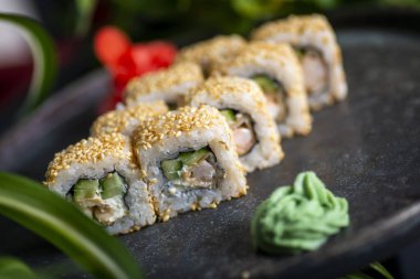 Buzlu ve nane yapraklı kokteyl.