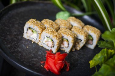 Buzlu ve nane yapraklı kokteyl.