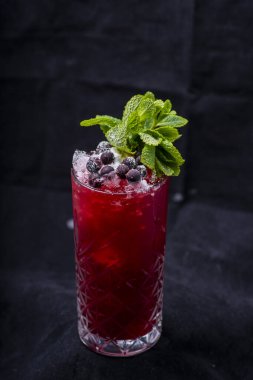 Buzlu ve nane yapraklı kokteyl.
