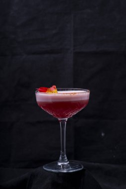 Bir bardak buzlu kırmızı şarap.