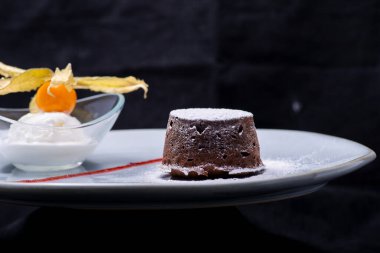 Tatlı ve çikolatalı dondurma.