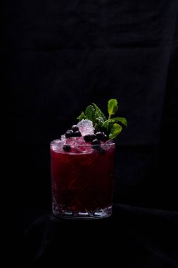 Siyah arkaplanda taze yaban mersini kokteyli