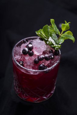 Buzlu kokteyl ve bardakta dut.