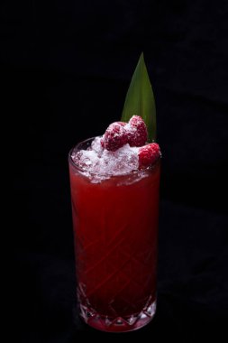 Buzlu ve naneli bir bardak taze kokteyl..