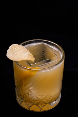 Siyah arka planda bir bardak viski.