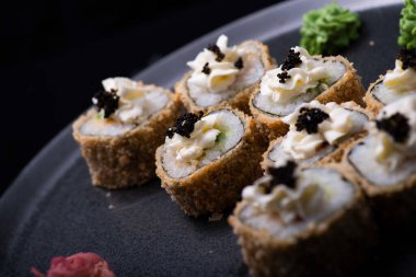 Balık, avokado ve havyarlı suşi.