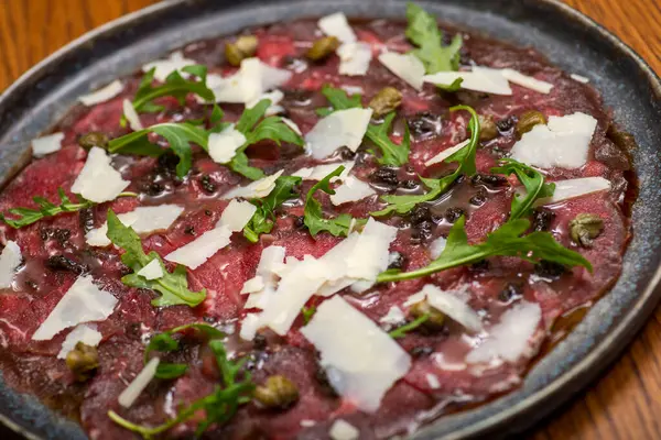 Läcker Italiensk Pizza Med Kött Och Ruccola — Stockfoto