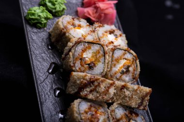 Somon ve yılan balıklı Japon suşi sarması.