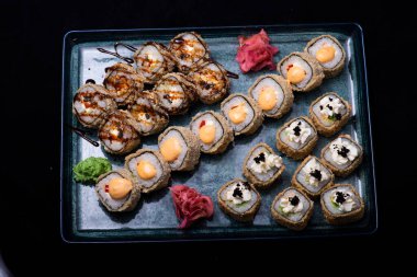 Balık ve peynirli suşi.